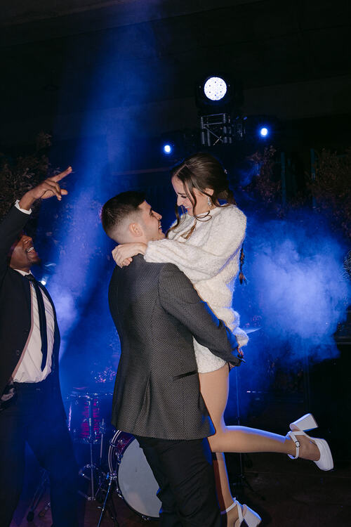 pareja de novios en la discoteca boda