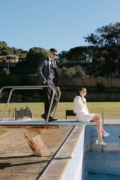 novio y novia con vestidos chic